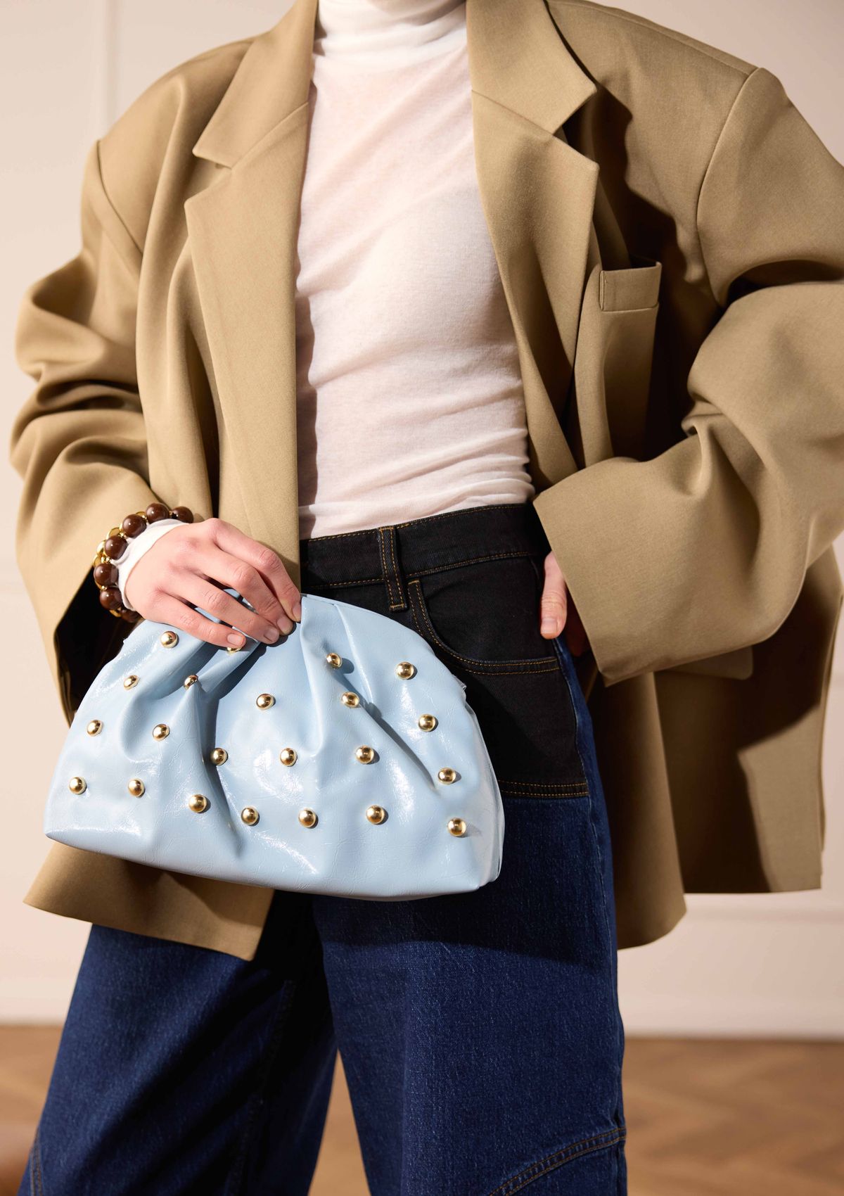 Hellblaue Clutch mit goldfarbenen Nieten