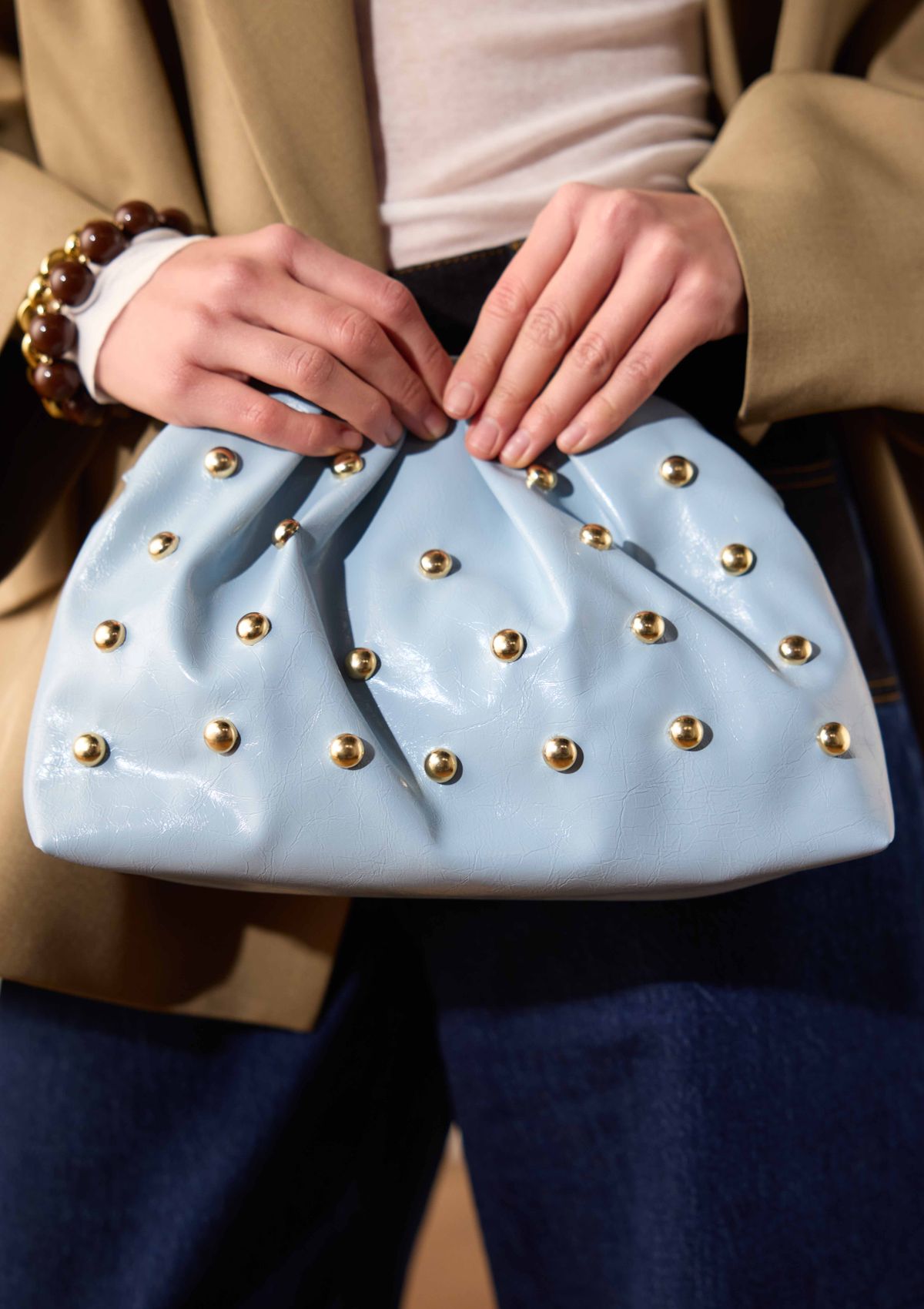 Lichtblauwe clutch met gouden studs