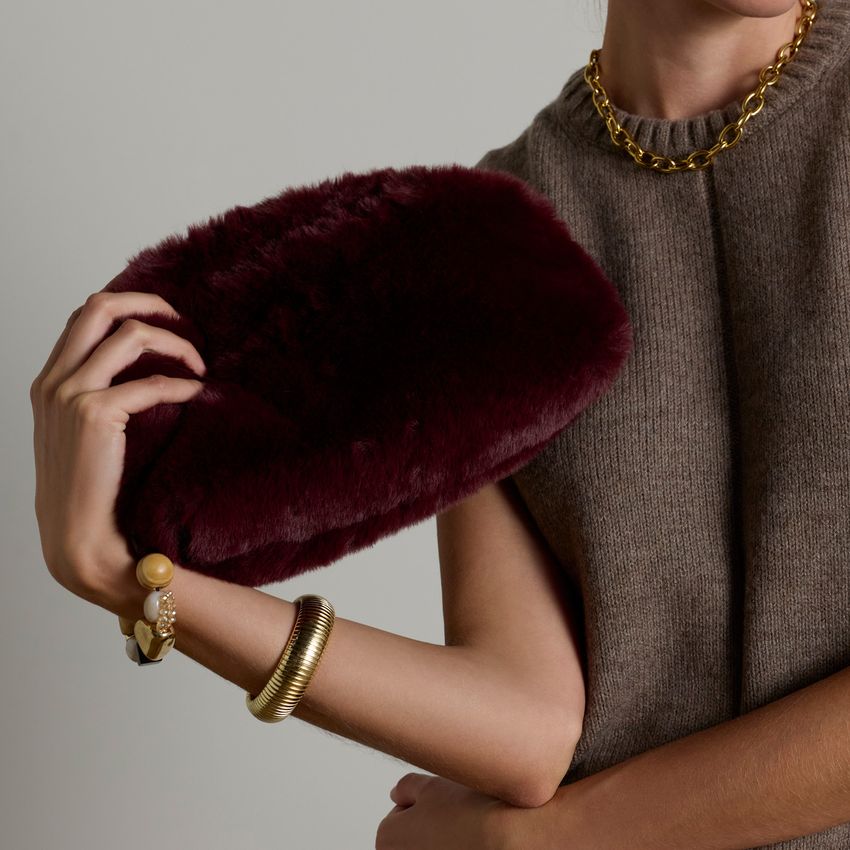 Burgundy clutch van faux fur