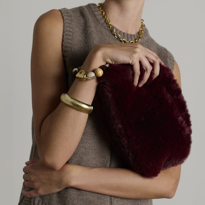 Burgundy clutch van faux fur