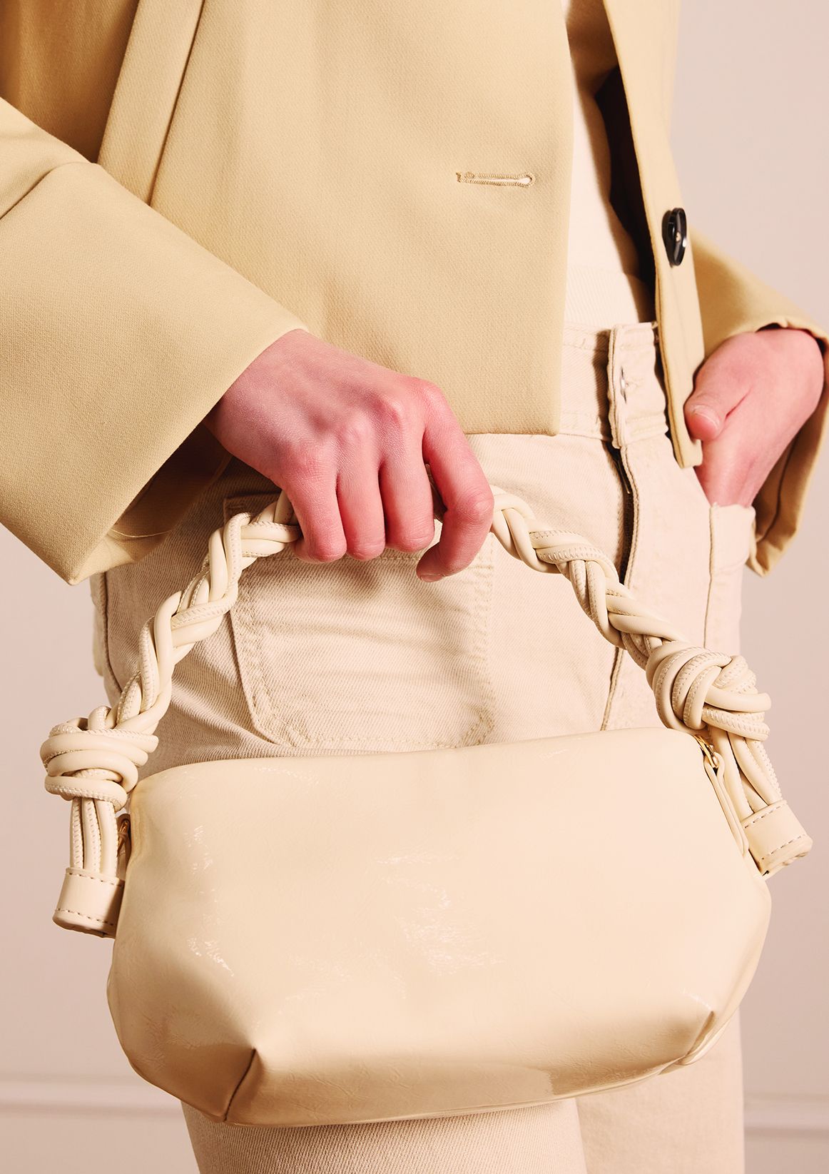 Off white lak handtas