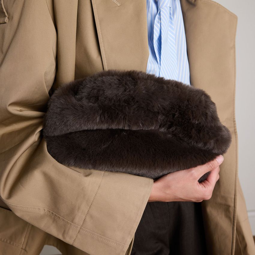 Graue Clutch aus Kunstfell