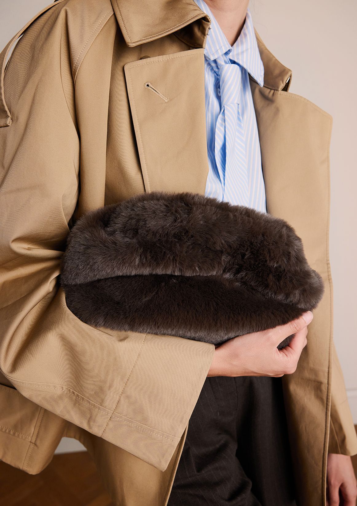 Grijze clutch van faux fur