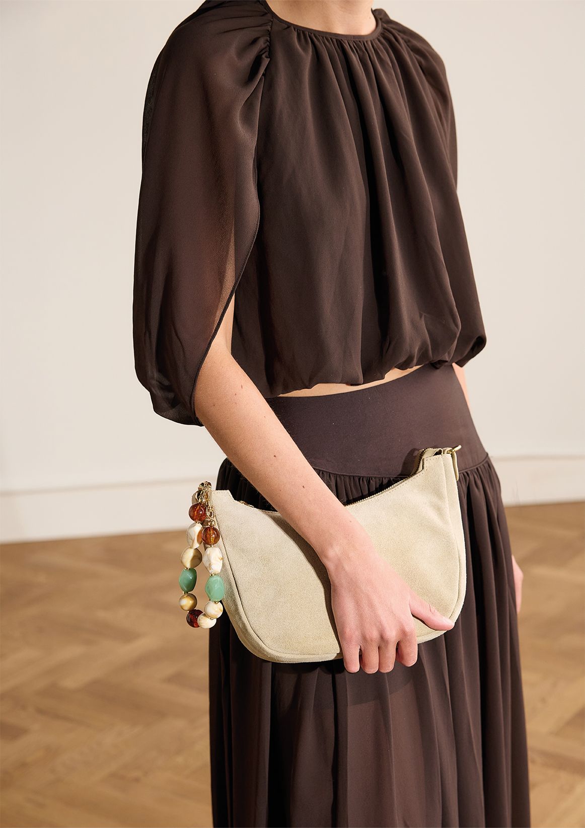 Beigefarbene Schultertasche aus Veloursleder