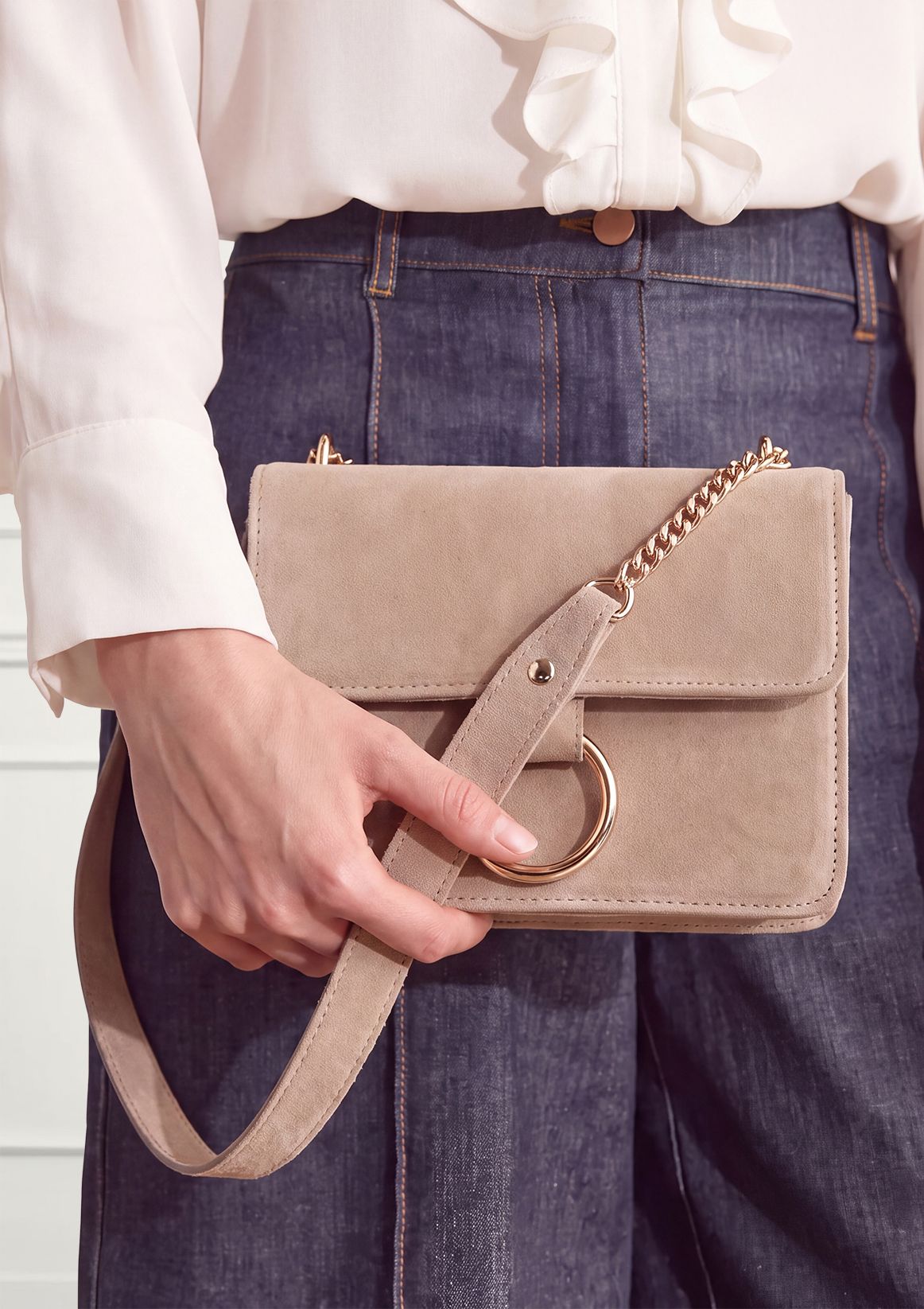 Beigefarbene Schultertasche aus Veloursleder