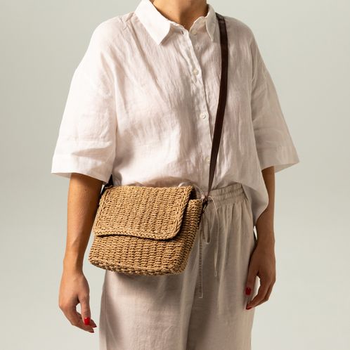 Beigefarbene Basttasche