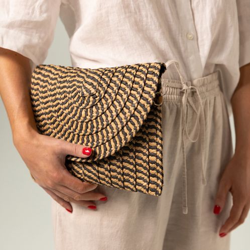 Beigefarbene Bast-Clutch mit schwarzem Print
