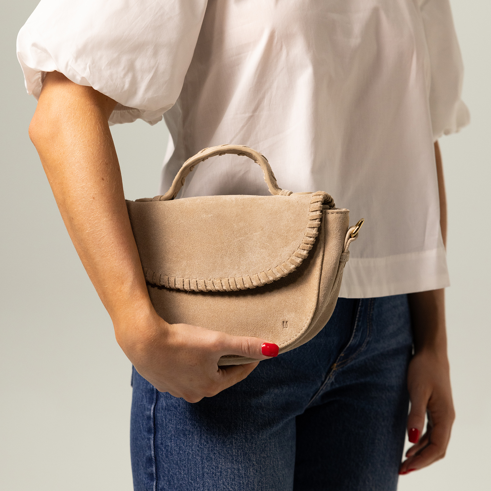 Beigefarbene Schultertasche aus Veloursleder | Summer bags 