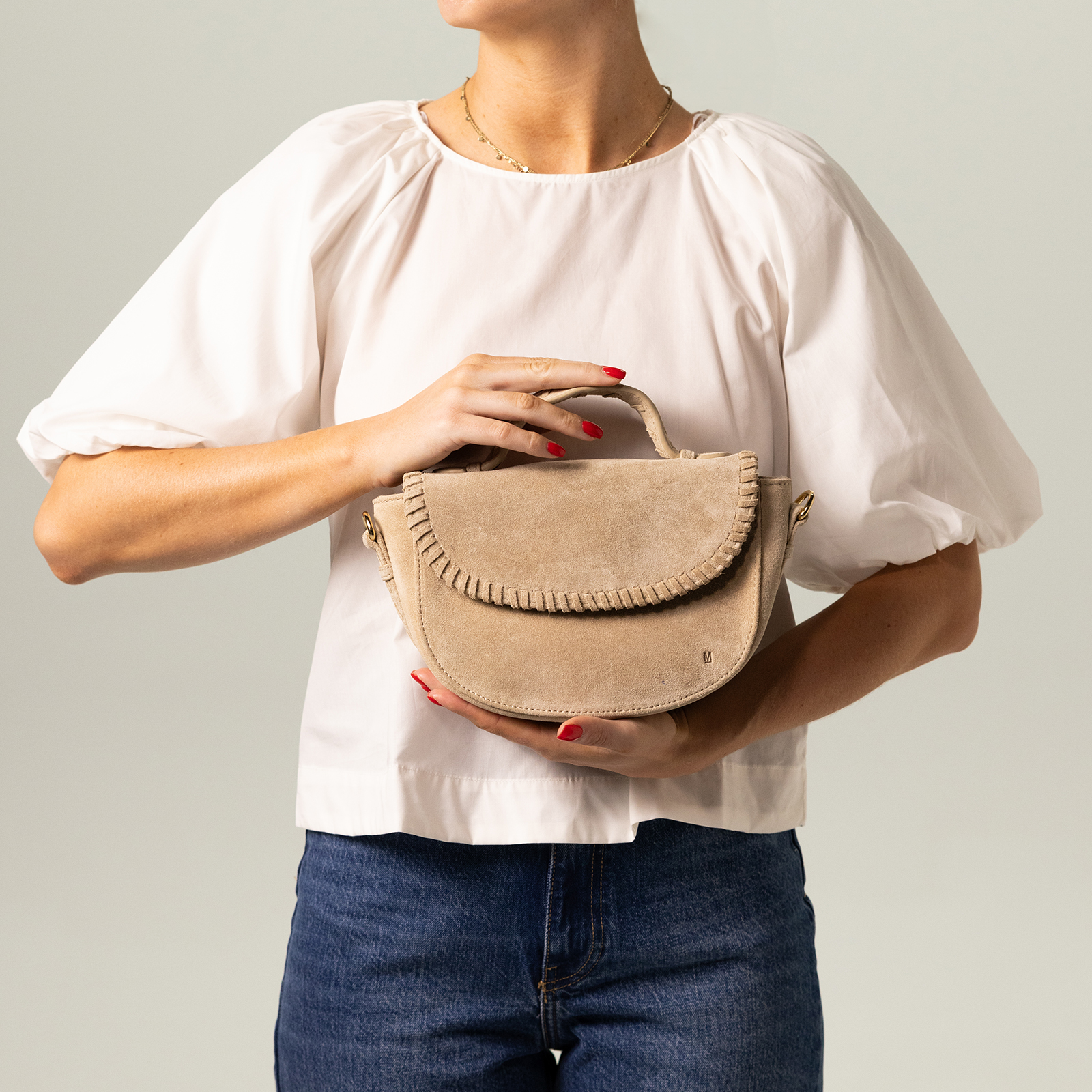 Beigefarbene Schultertasche aus Veloursleder | Summer bags 