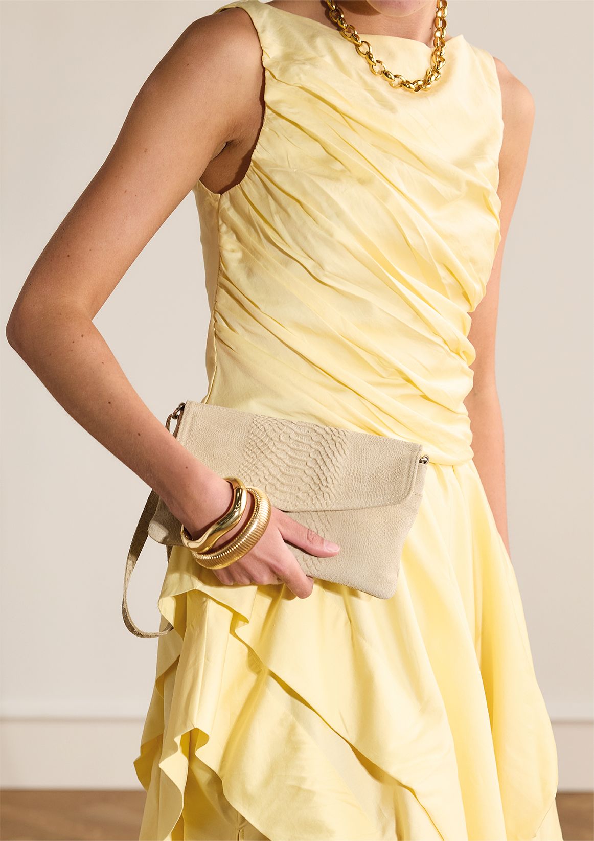 Beige suède croco clutch