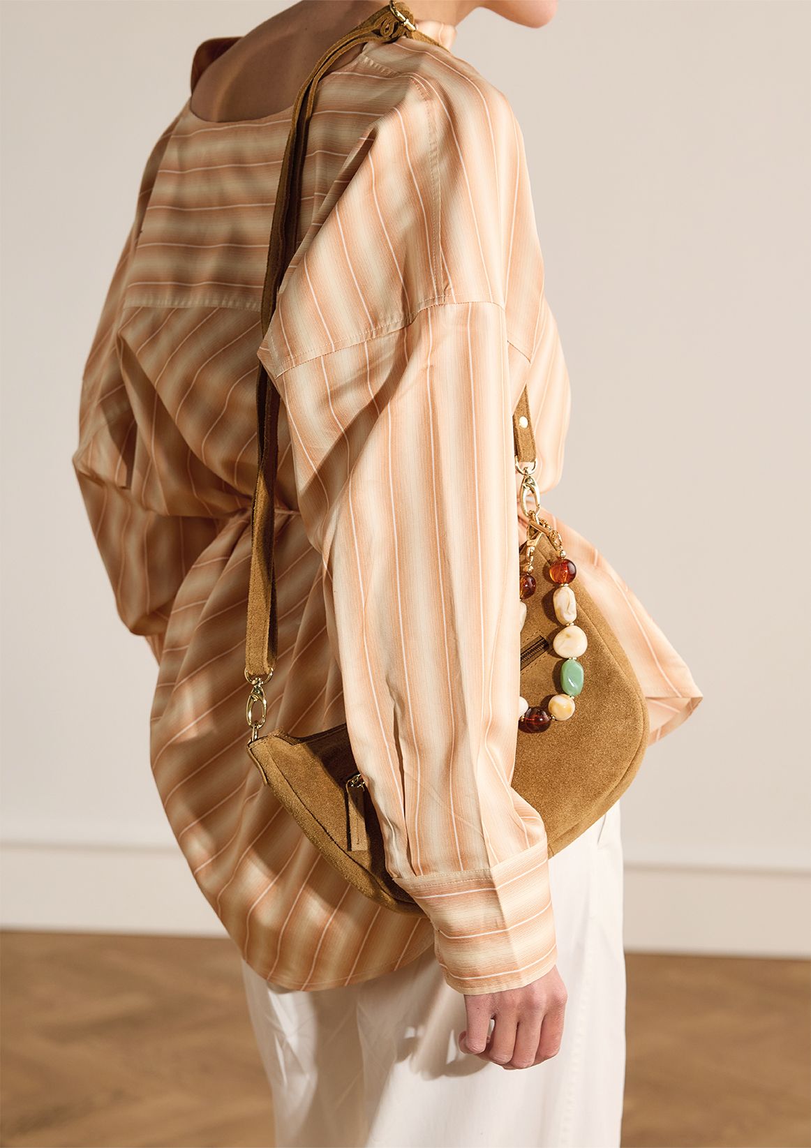 Taupefarbene Schultertasche aus Veloursleder