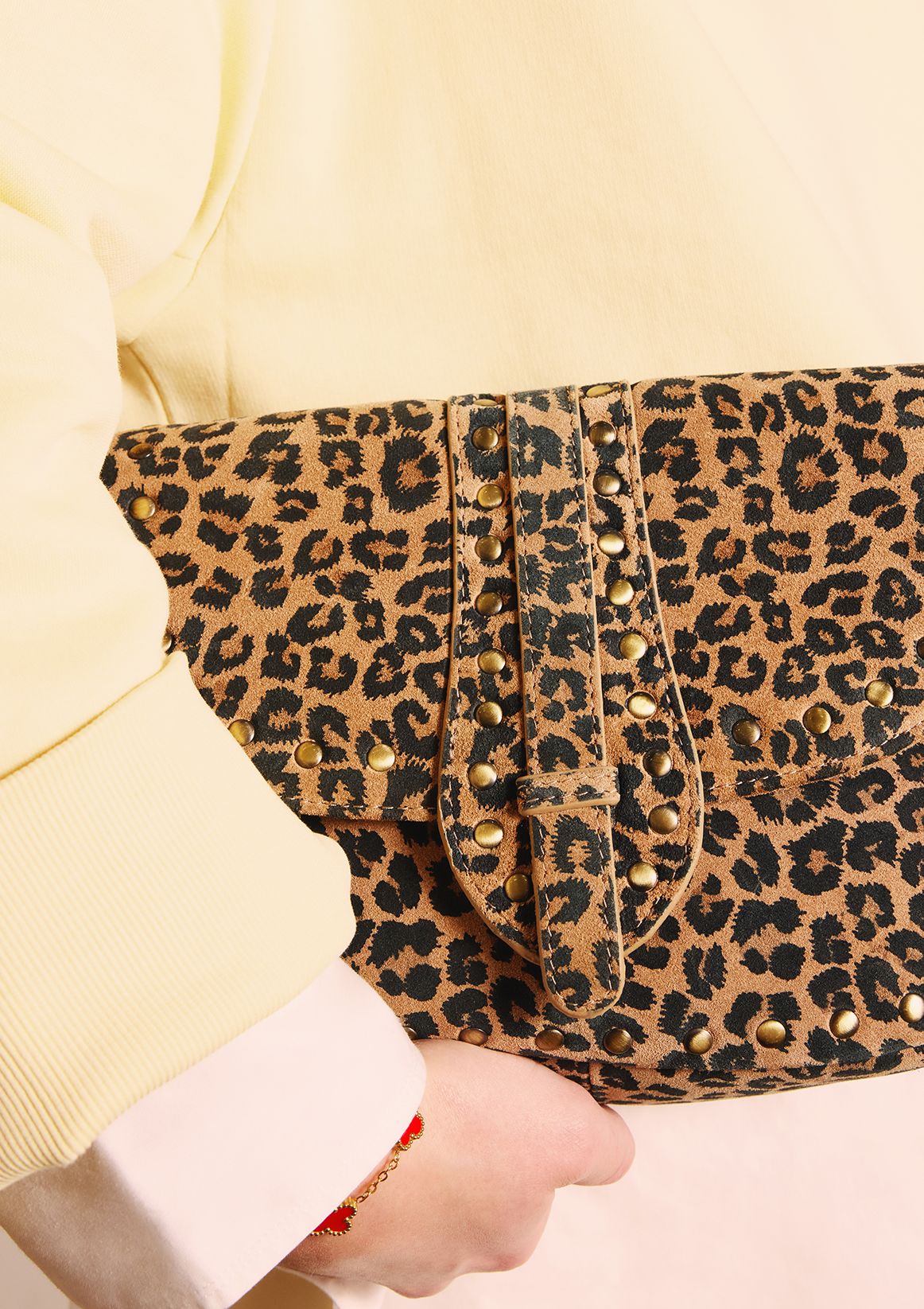 Veloursleder-Schultertasche mit Pantherprint und Schleife