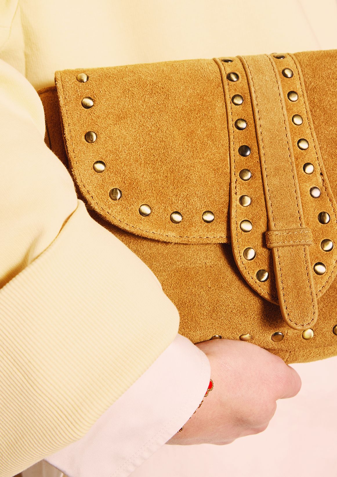 Cognac suède schoudertas met gouden studs