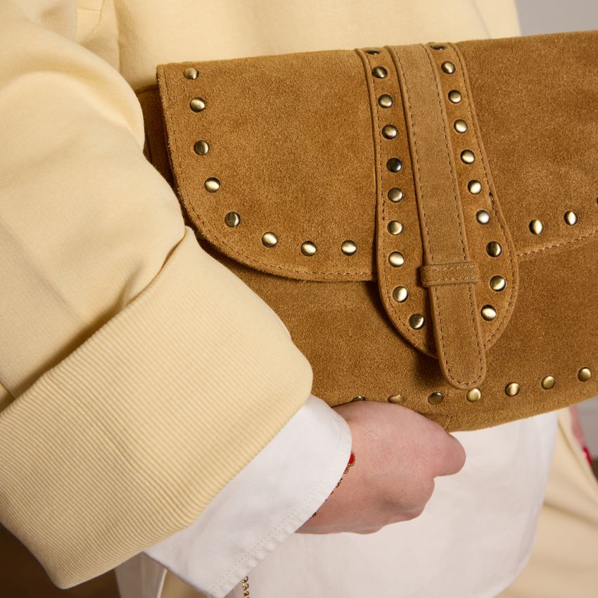 Cognacfarbene Veloursleder-Schultertasche mit goldfarbenen Nieten