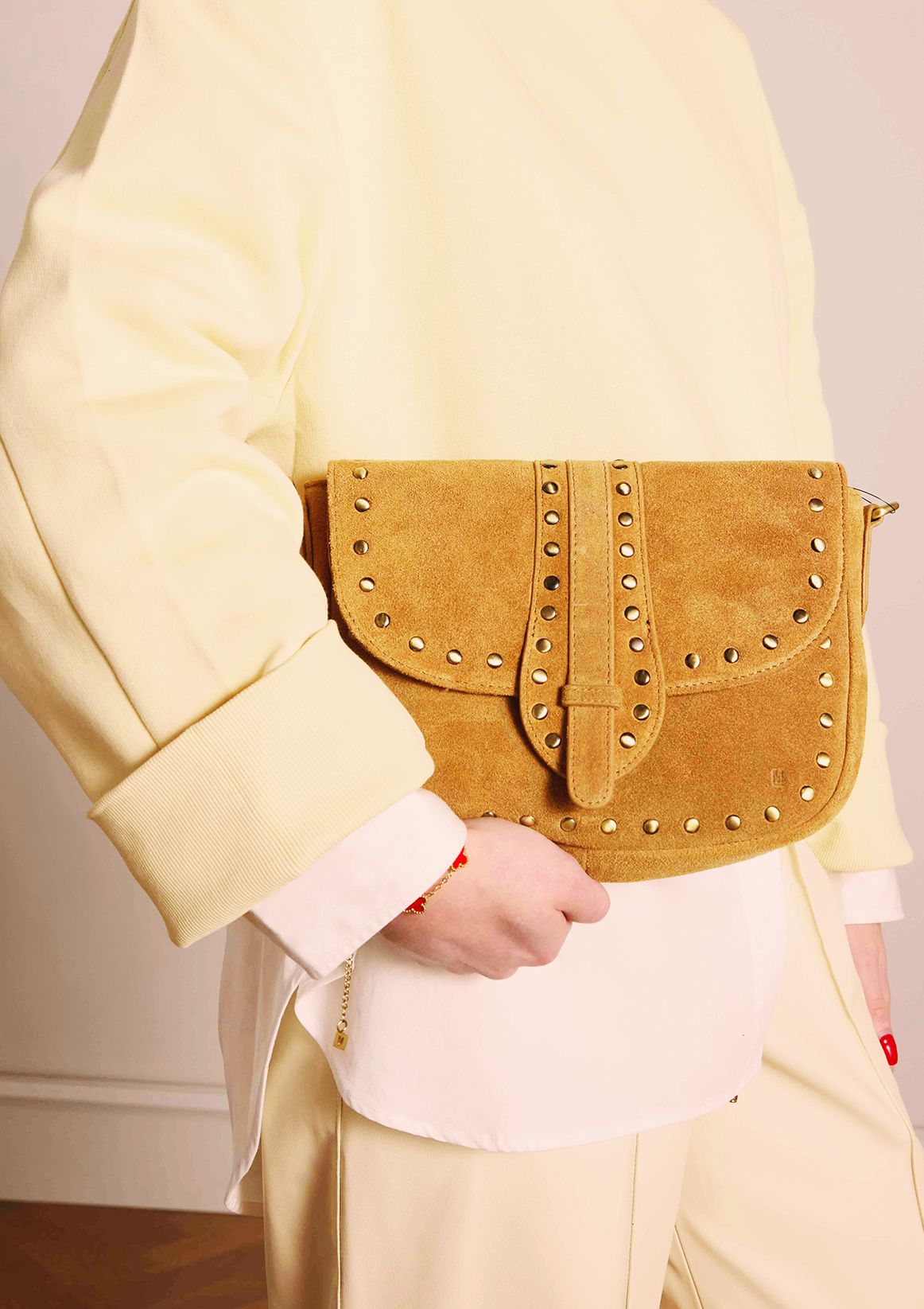 Cognac suède schoudertas met gouden studs