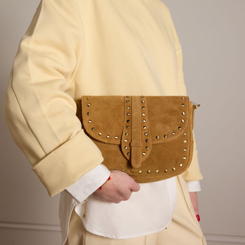 Cognacfarbene Veloursleder-Schultertasche mit goldfarbenen Nieten
