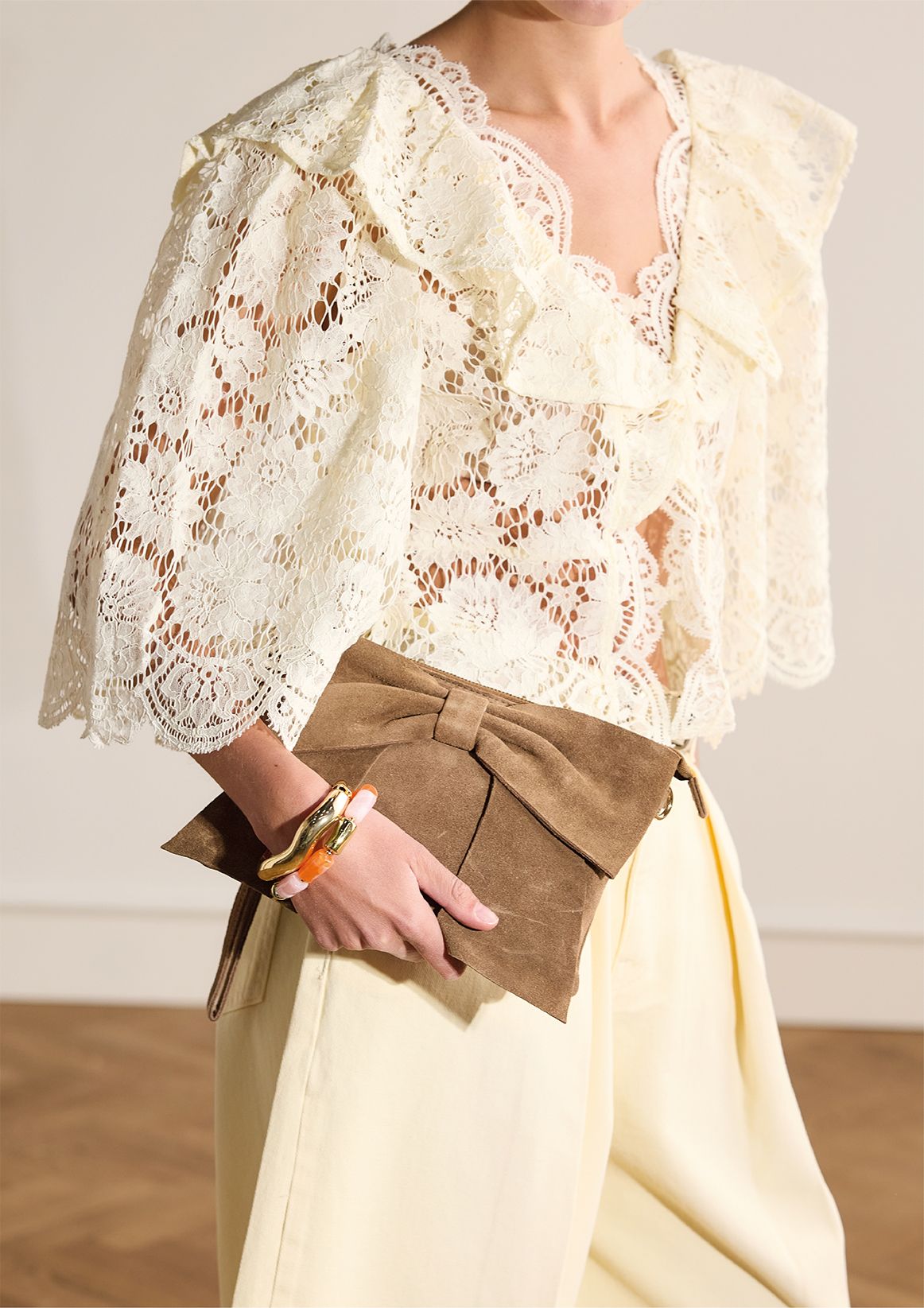 Taupe suède clutch met strik