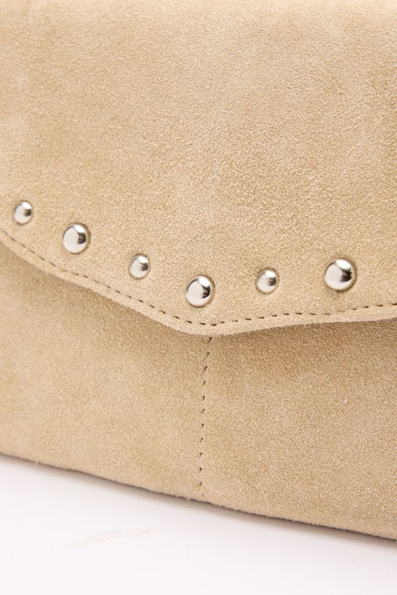 Beige suède clutch met zilveren studs