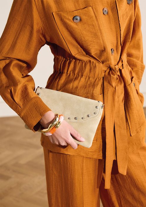 Beige suède clutch met zilveren studs