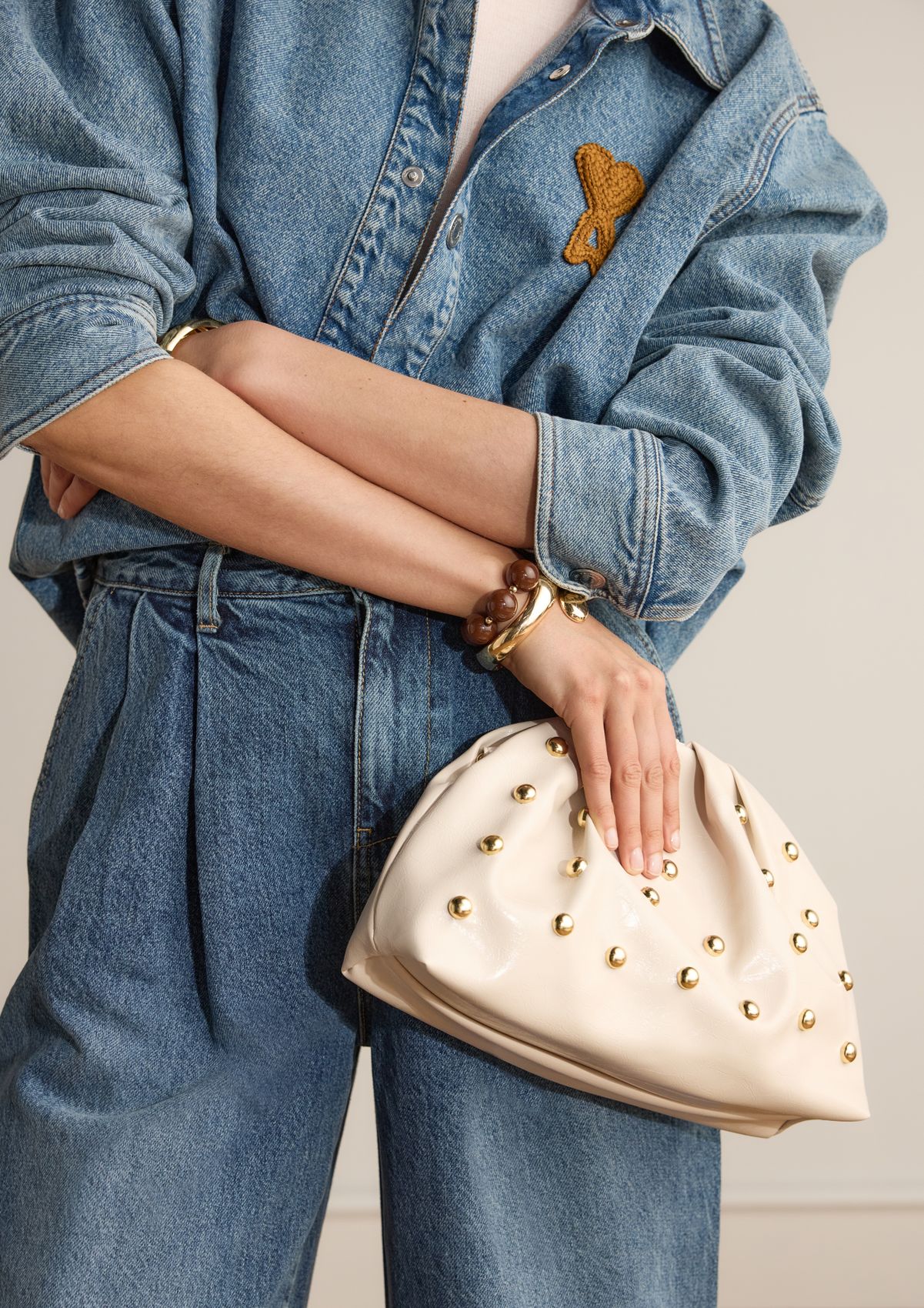 Beige clutch met gouden studs