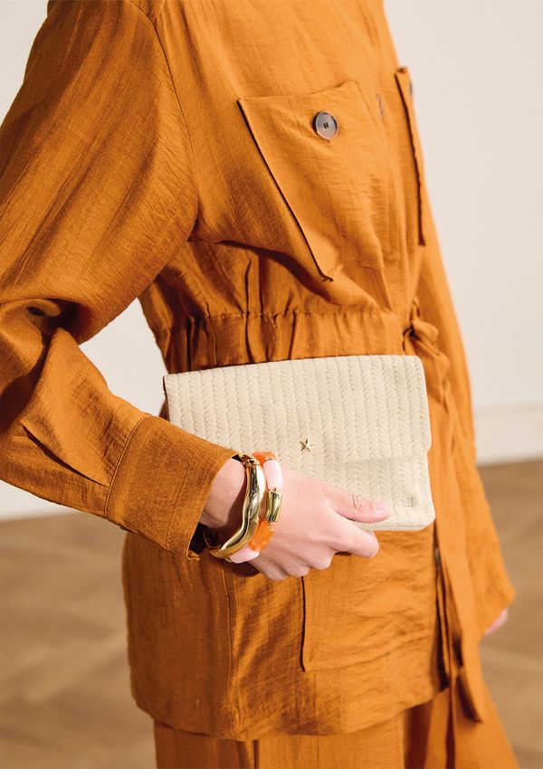 Beigefarbene Veloursleder-Clutch