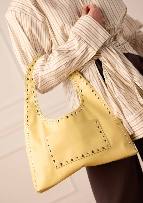 Gelbe Handtasche mit silberfarbenen Nieten
