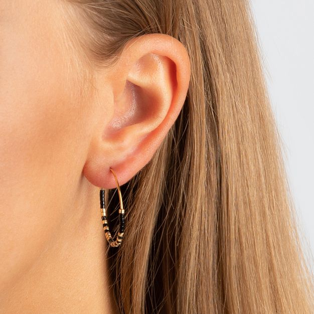 Goudkleurige oorbellen met kralen details