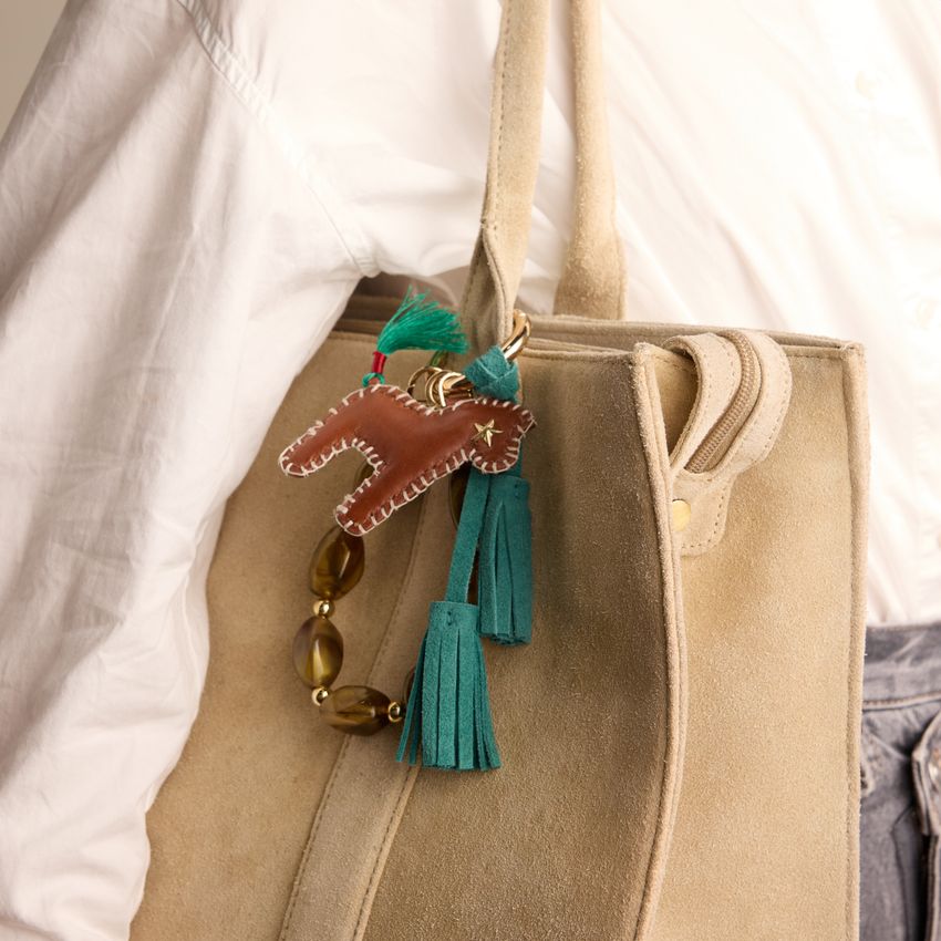 Cognac leren horse bag charms met groene details