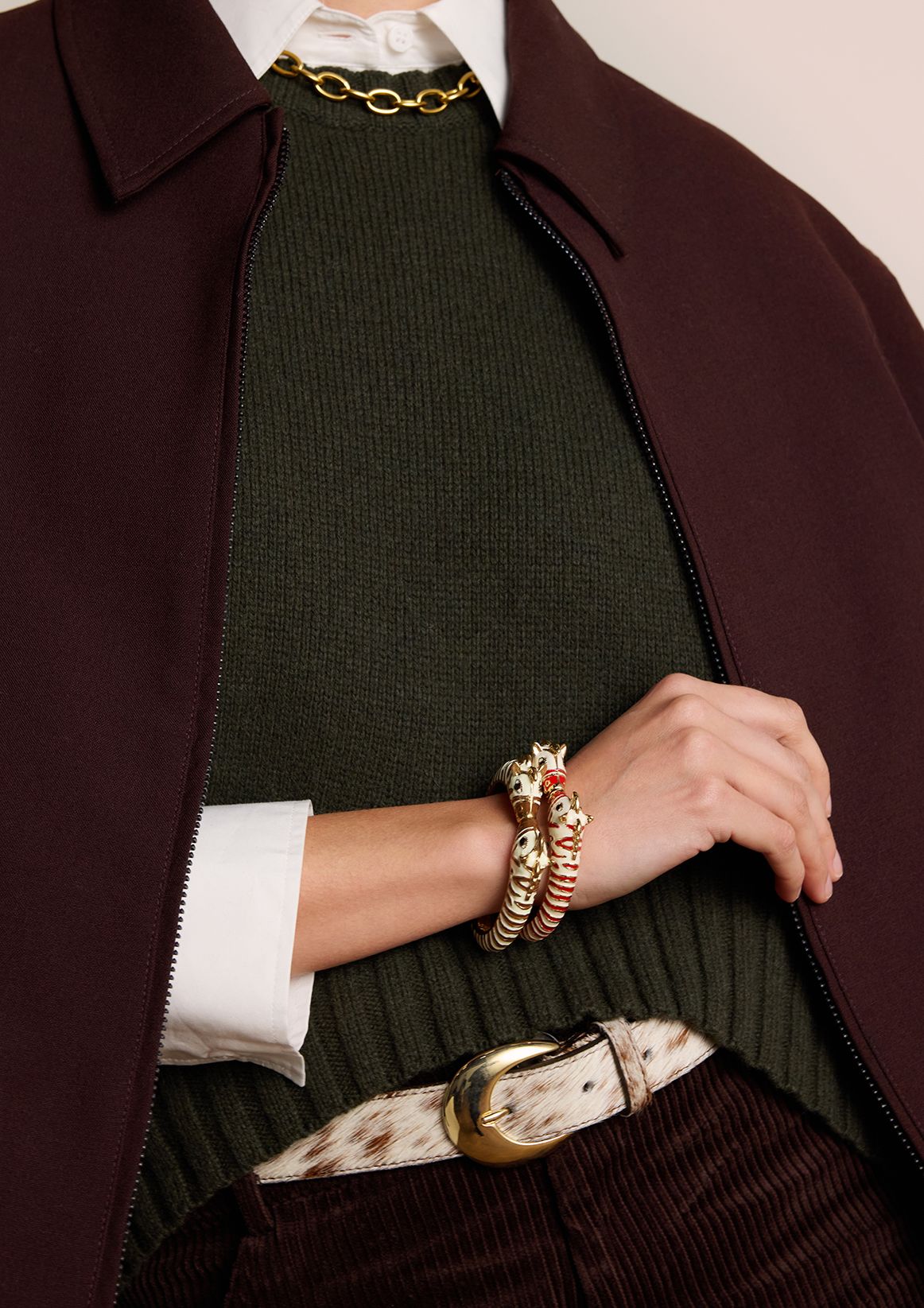 Goldfarbener Zebra-Armreif mit braunen Details