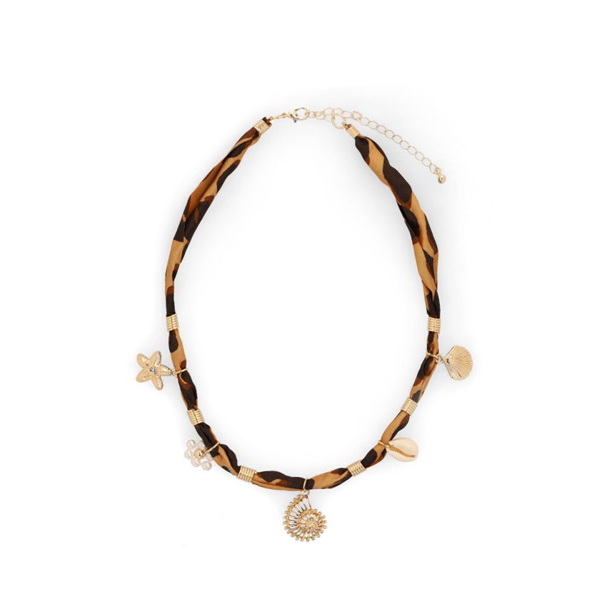 Kette mit Pantermuster und goldfarbenen Anhängern