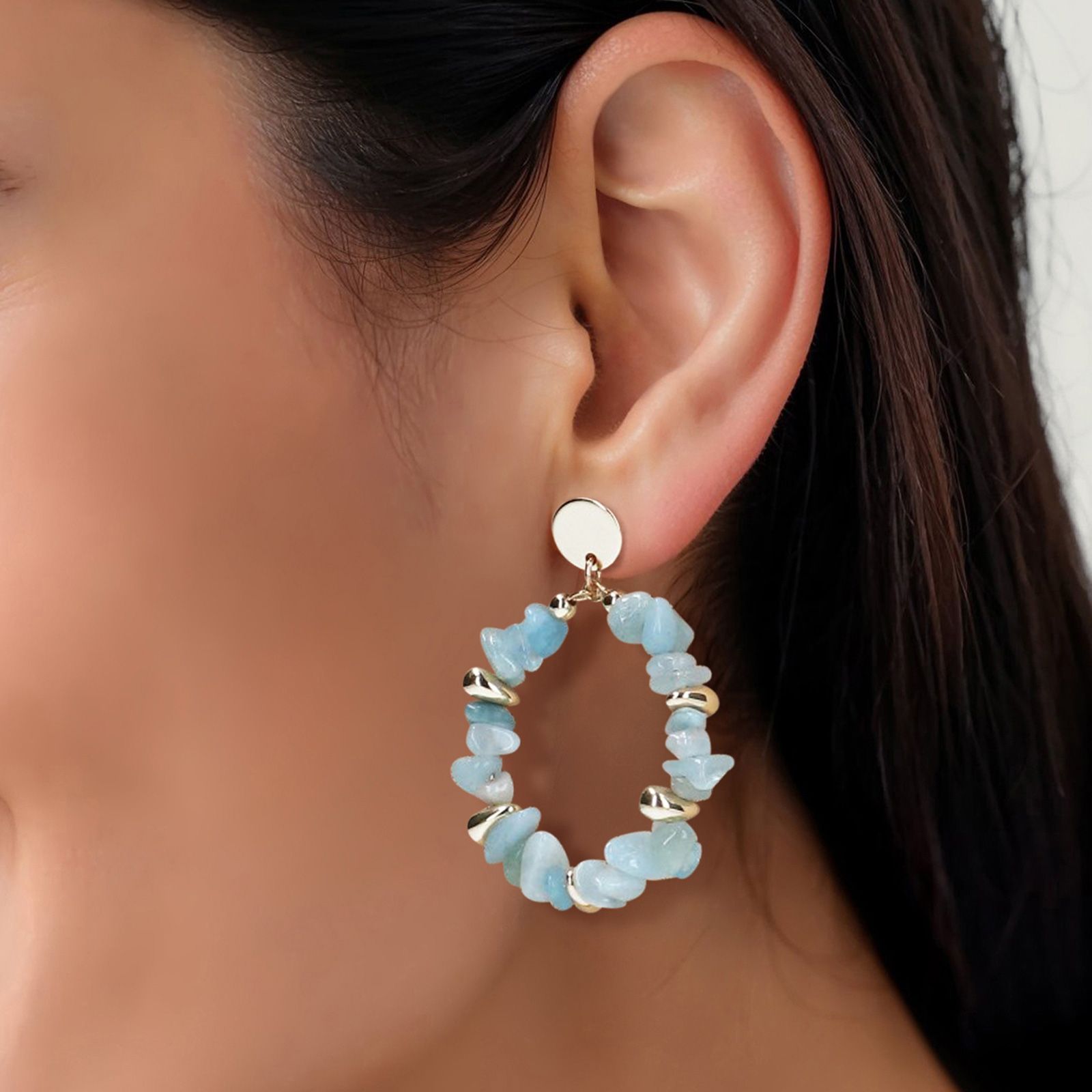 Blauwe steentjes oorbellen met goudkleurige details