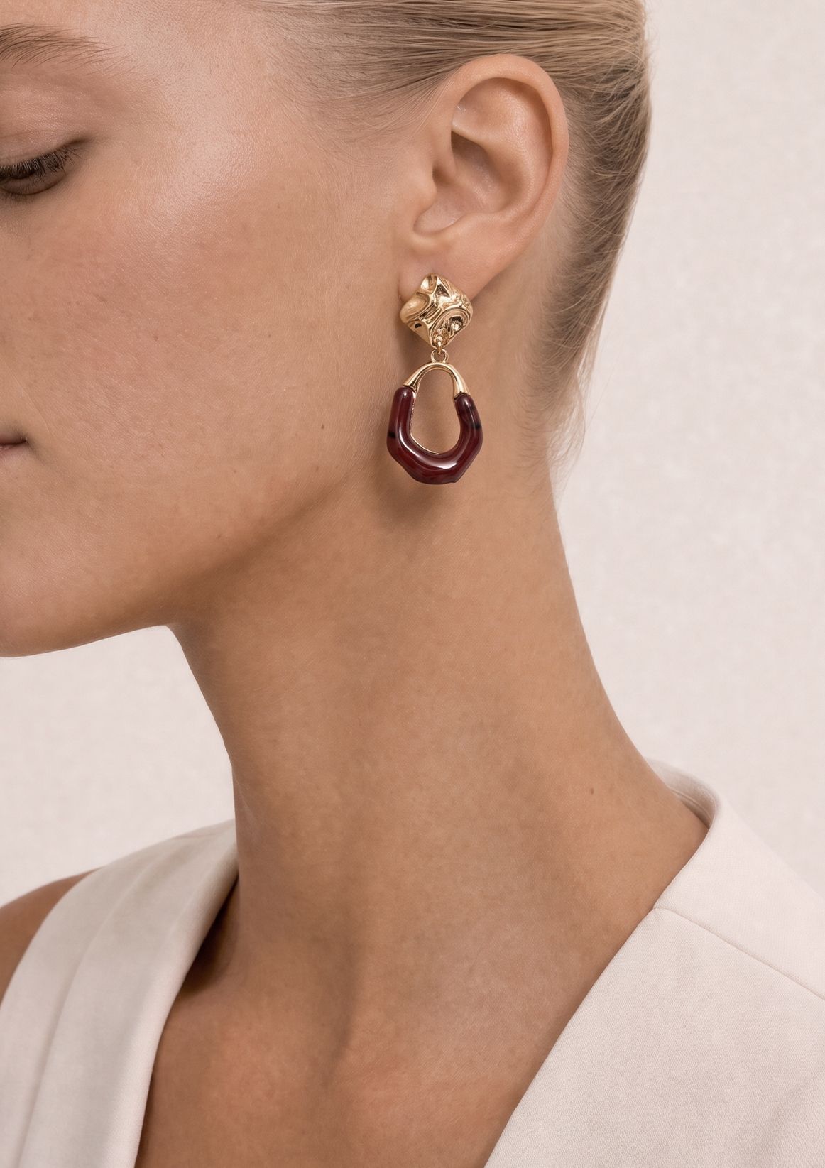 Bordeaux rode oorbellen met gouden details