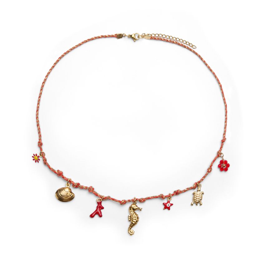 Rote Kette mit Anhängern