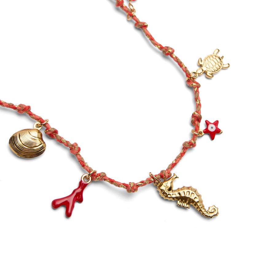 Rote Kette mit Anhängern