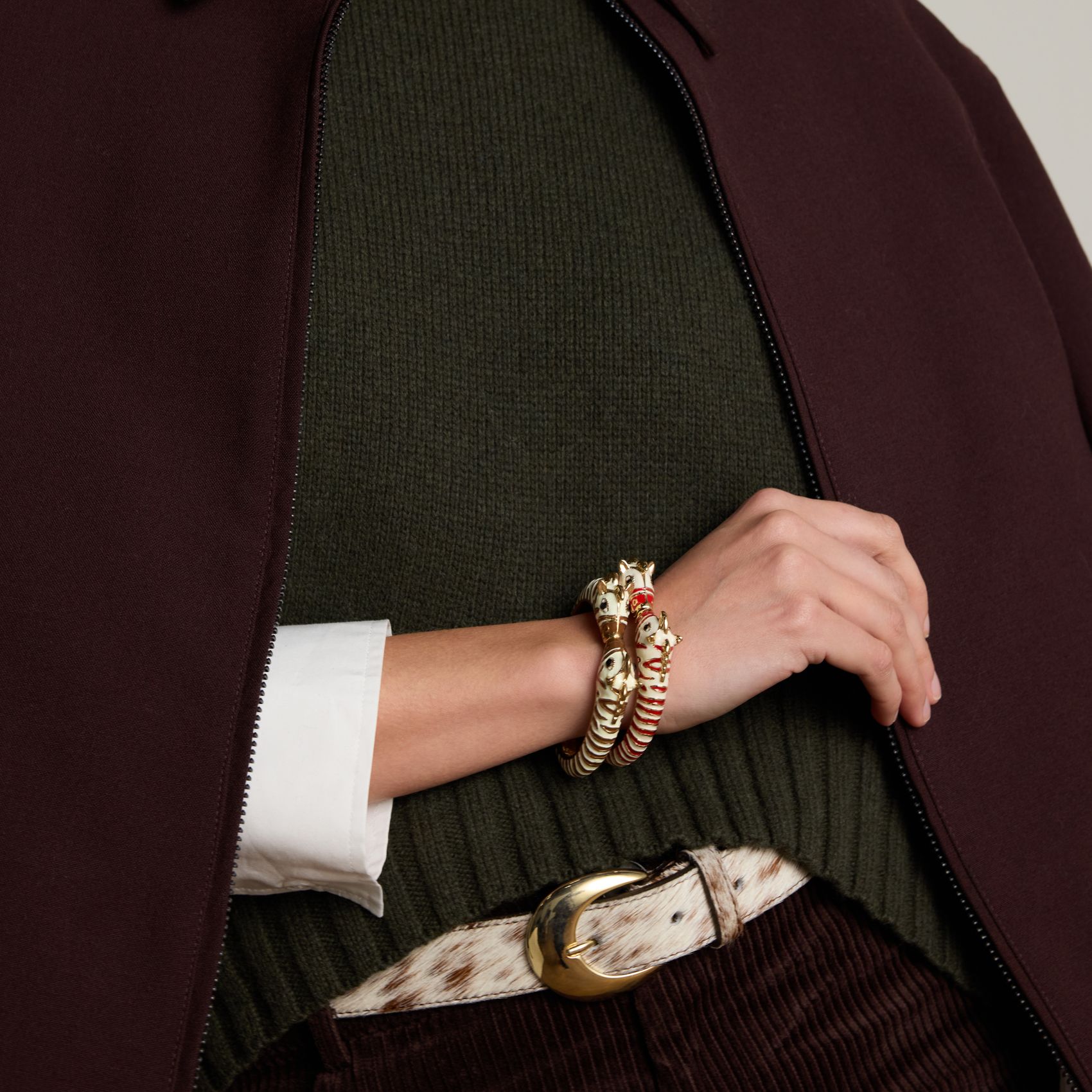 Goldfarbener Zebra-Armreif mit roten Details