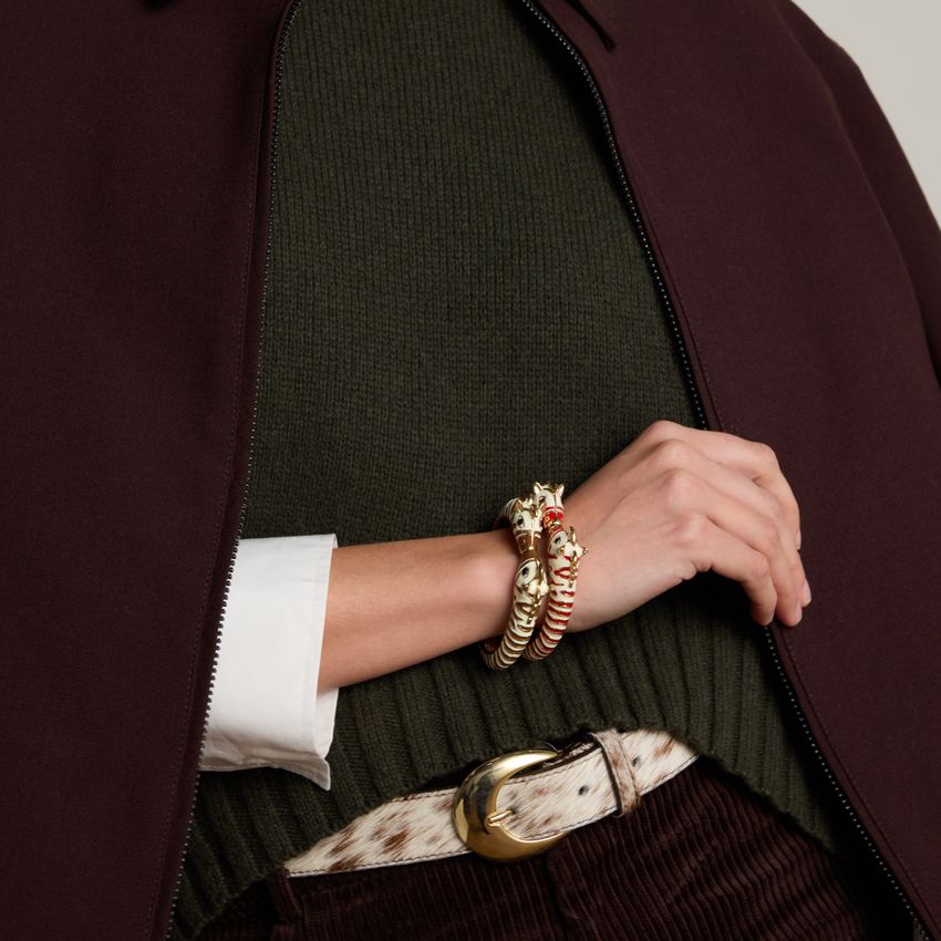 Goldfarbener Zebra-Armreif mit roten Details