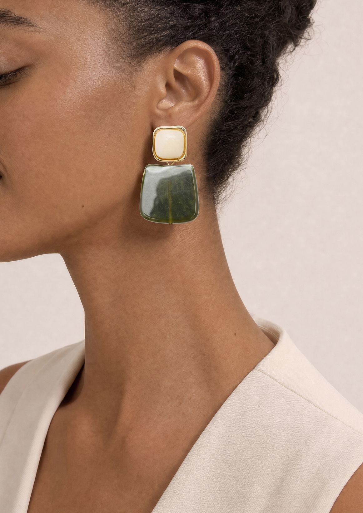 Groene statement oorbellen met witte stenen