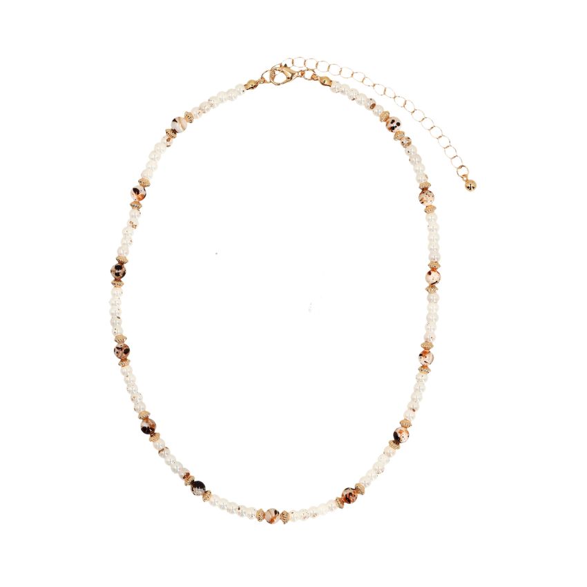Goldfarbene Kette mit weißen Perlen