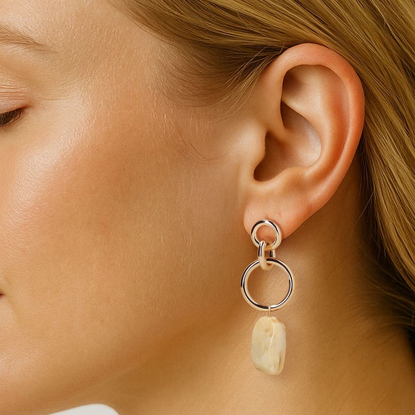 Goldfarbene Ohrringe mit beigefarbenen Steinen