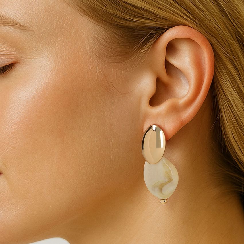 Goldfarbene Statement-Ohrringe mit grüner Perle