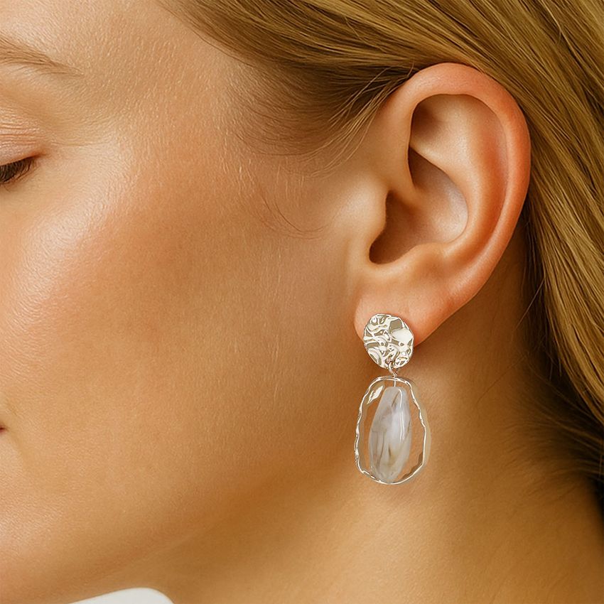 Goldfarbene Ohrringe mit Steinchen