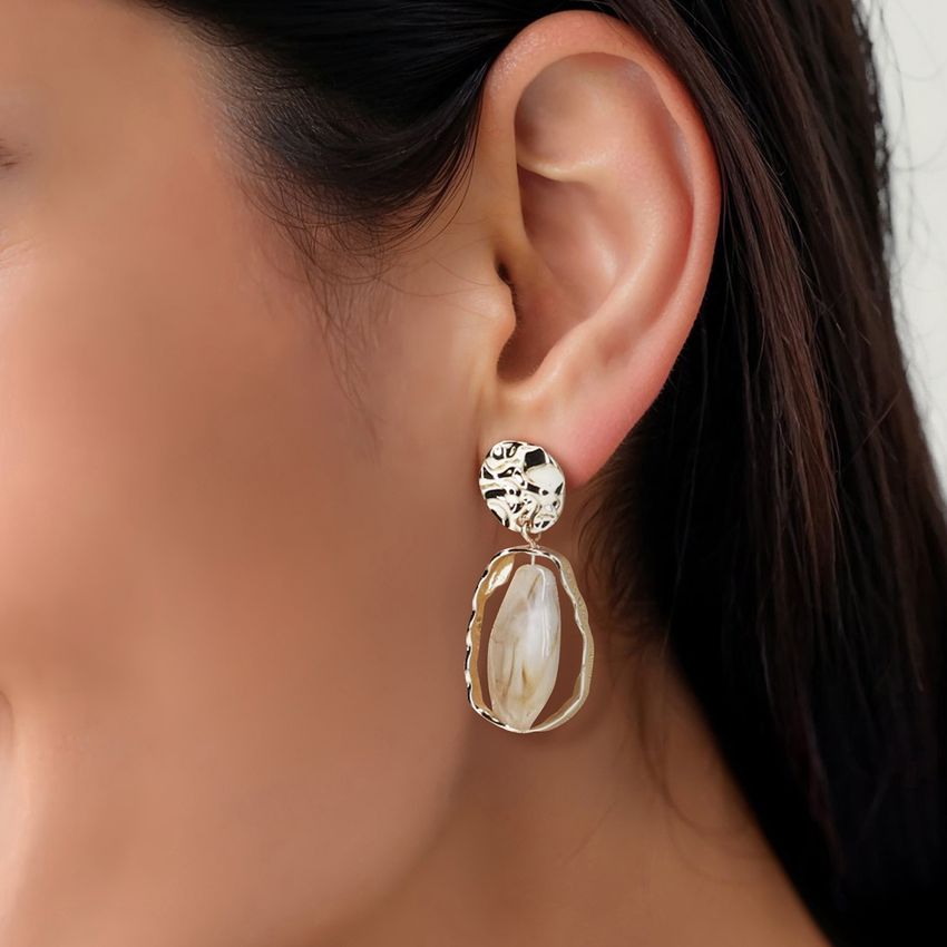 Goldfarbene Ohrringe mit Steinchen