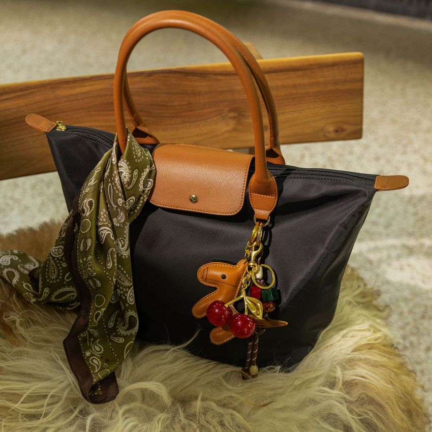 Goldfarbener Taschen-Charm Kirsche