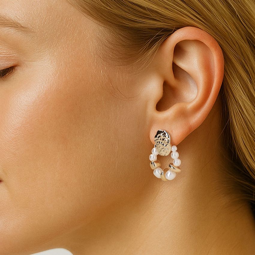 Goudkleurige oorbellen met parel details