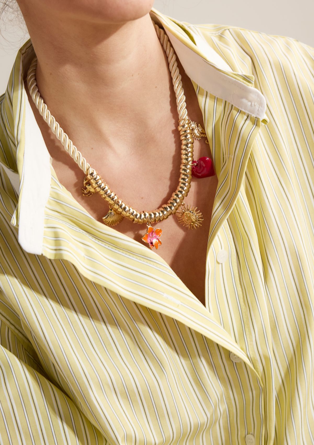 Beige touwketting met gouden hangers
