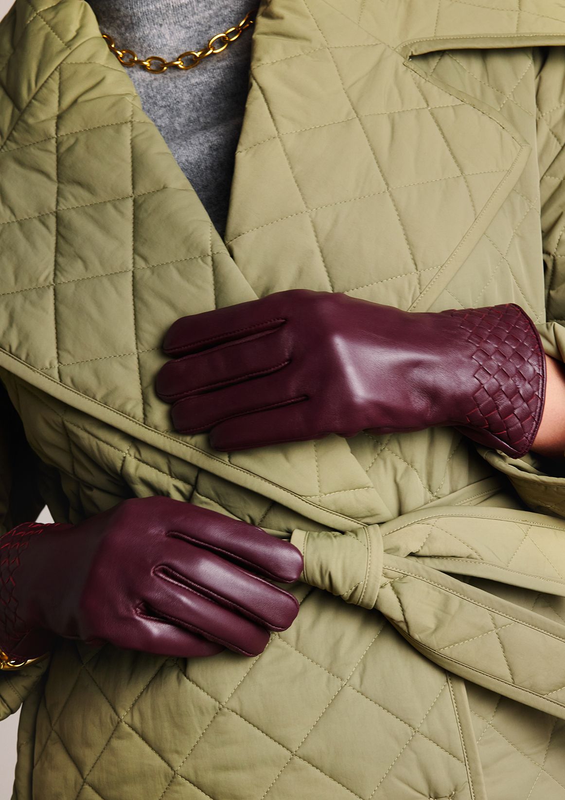Bordeauxrote Lederhandschuhe mit geflochtenen Details
