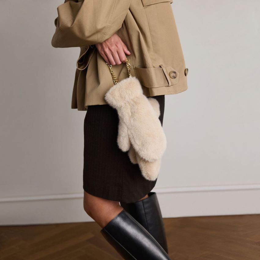 Beigefarbene Fäustlinge