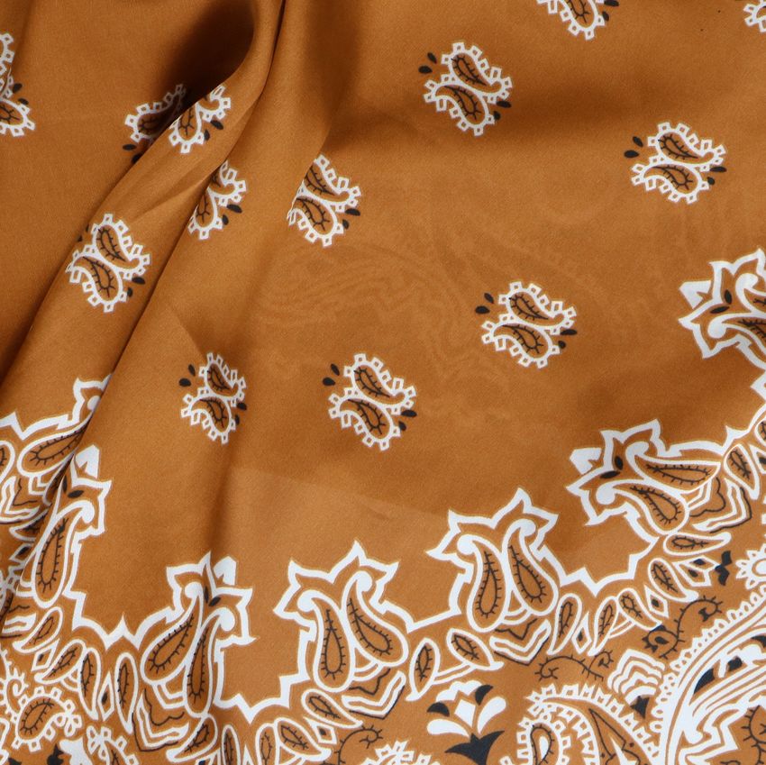 Braunes Tuch mit weißen Details
