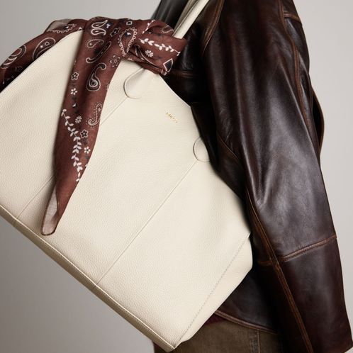 Donkerbruin sjaaltje met zwart- en witte details