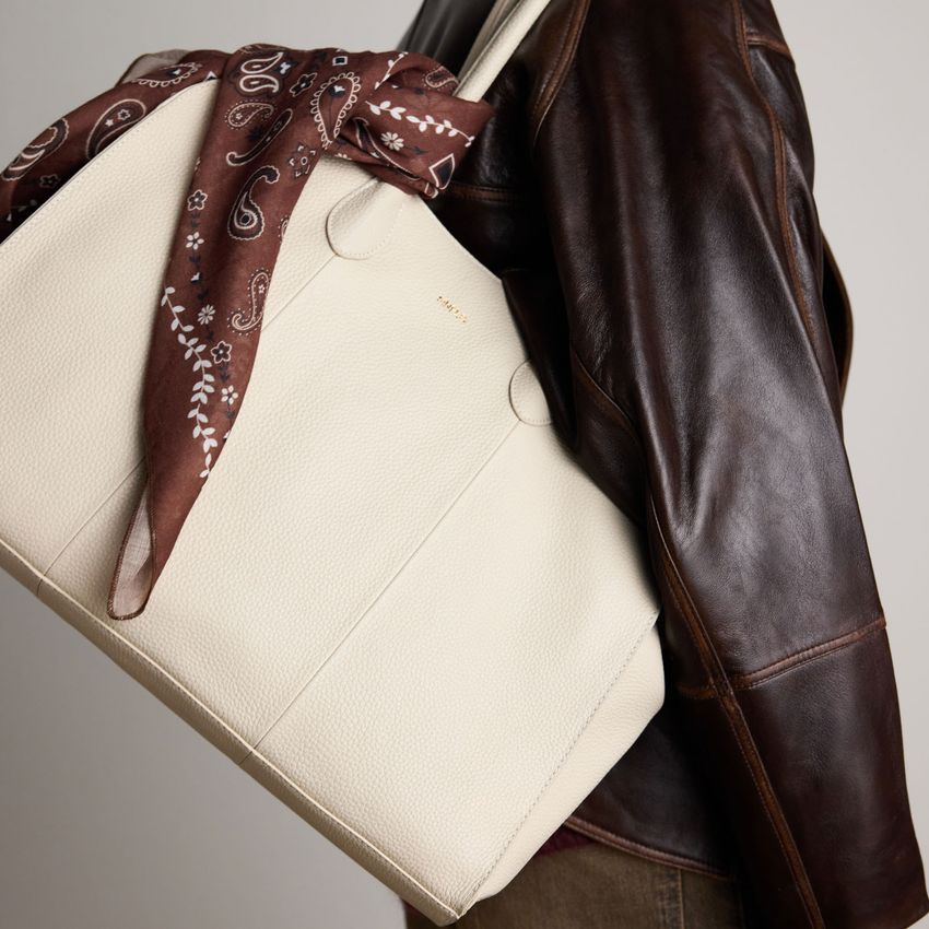 Dunkelbraunes Tuch mit schwarz-weißen Details